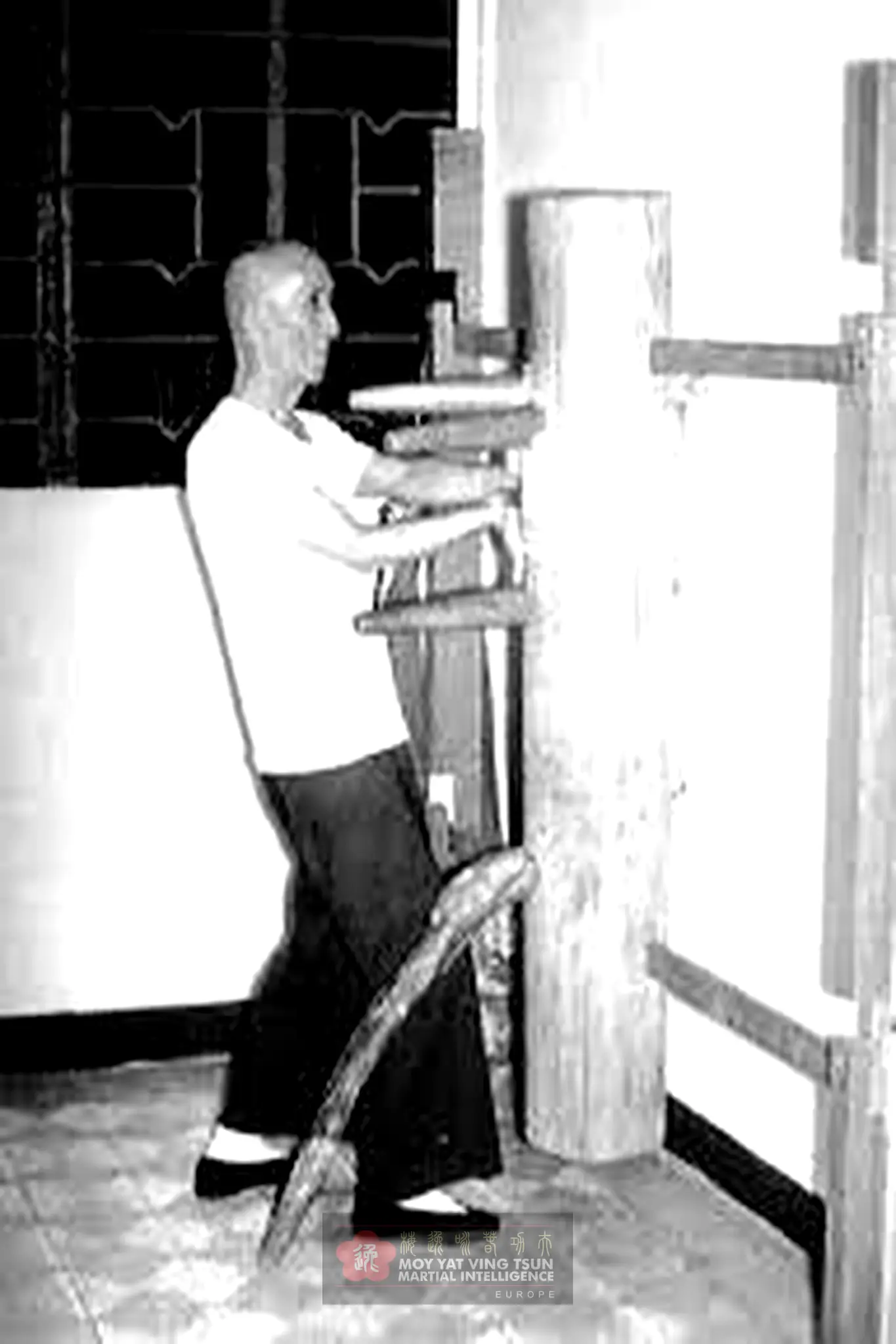 Patriarca Yip Man con el Muñeco de Madera