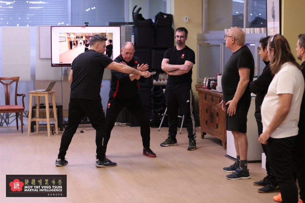 Defensa personal ante arma blanca o cuchillo enfoque responsable Defensa personal para personas mayores